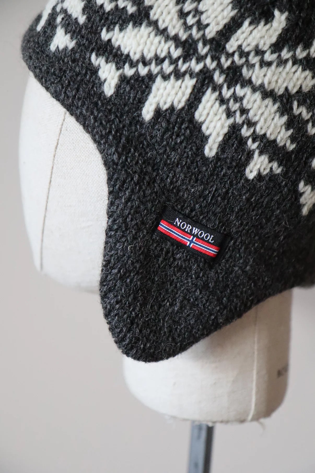 M191F 59 - Noorse Wollen Muts Met Oorwarmer en Fleecevoering - Antracite