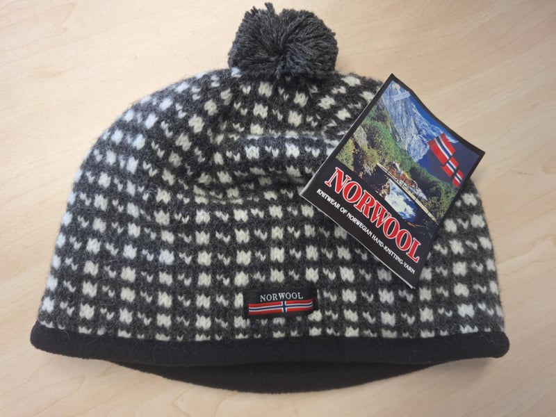 M102 158 - Noorse Muts Faro Motief - Antracite (met fleeceband)