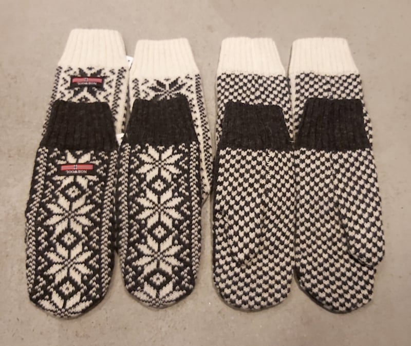 V190 Norwool Fleece Lined Mittens Ecru (51W) Antracite (59)